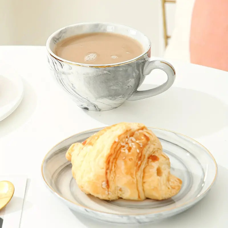 Lussuoso set da caffè espresso in marmo con bordi dorati