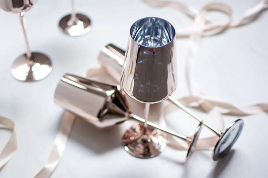 Elegante collezione di bicchieri in cristallo color oro rosa