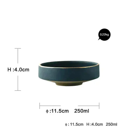 Set di stoviglie in ceramica con bordo dorato